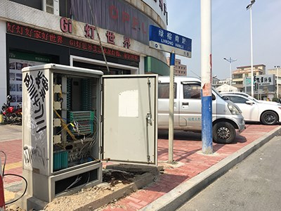 配電箱門(mén)敞開(kāi)存安全隱患.jpg 配電箱門(mén)敞開(kāi)存安全隱患.jpg